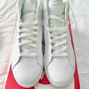 Nike white Shoe with original Box never worn